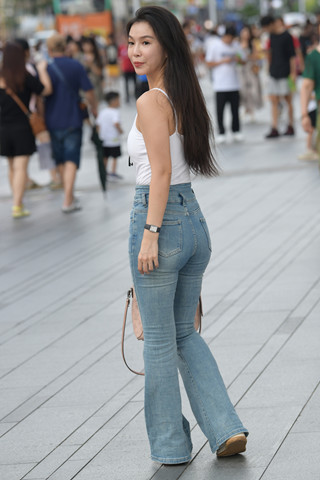 搭讪街拍喇叭牛仔长裤小姐姐