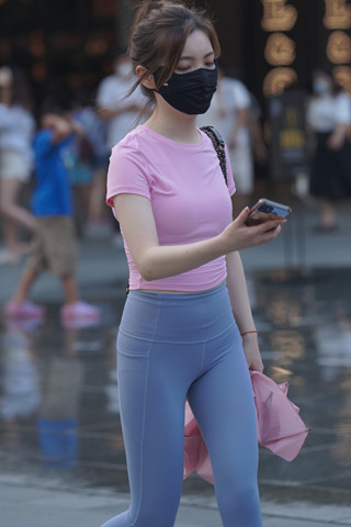 超漂亮的紧身裤小姐姐