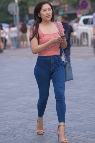 甜美又不失性感的紧牛美女