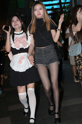 夜拍黑丝热裤美眉