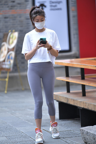 紧身瑜伽裤美眉