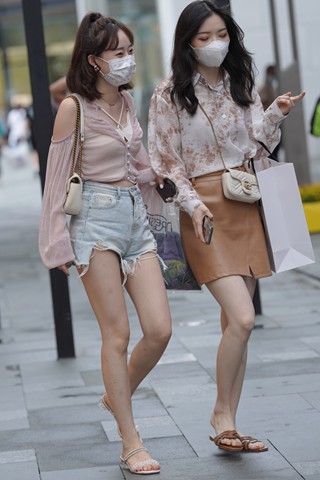 逛街的热裤姐妹