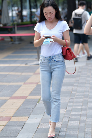 街拍白T恤牛仔裤美眉