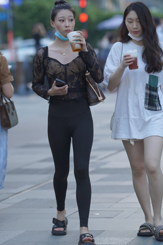 紧身裤美眉跟闺蜜