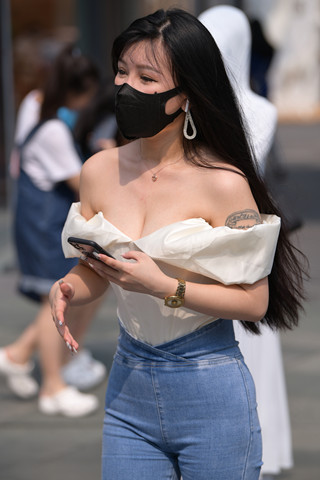 街拍魅力紧身蓝牛美女