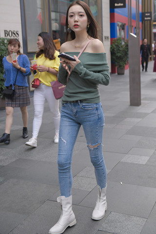 街拍苗条的牛仔裤美女