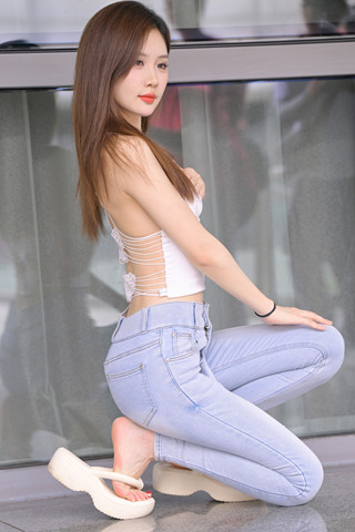 搭讪甜美得牛仔小姐姐