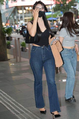 喇叭牛仔长裤美女