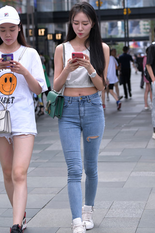 街拍紧牛小姐姐跟姐妹逛街