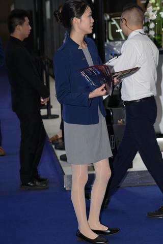 发传单的丝腿女孩