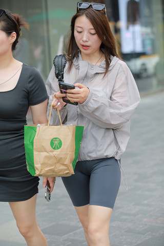 街拍短款瑜伽裤美眉