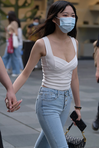 街拍低胸装牛仔女友