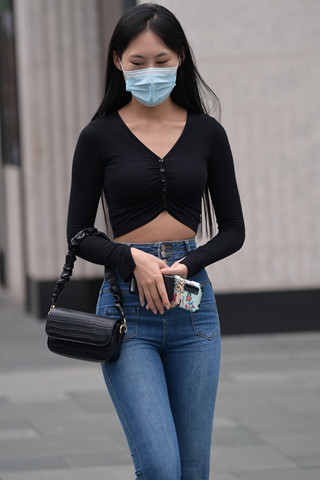 搭讪街拍喇叭牛仔长裤小姐姐