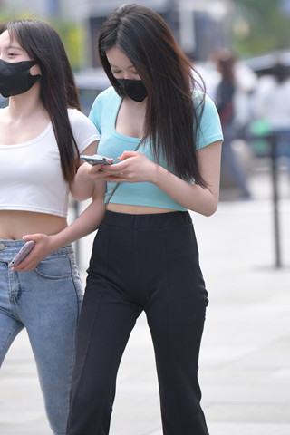 街拍黑色长裤美眉跟闺蜜