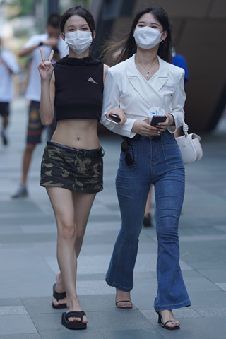 牛仔裤美女跟闺蜜逛街