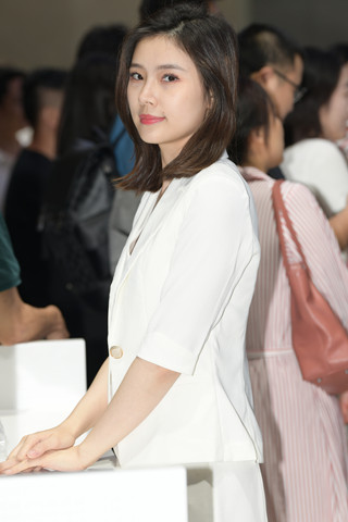 美丽大方的白裙rou丝前台