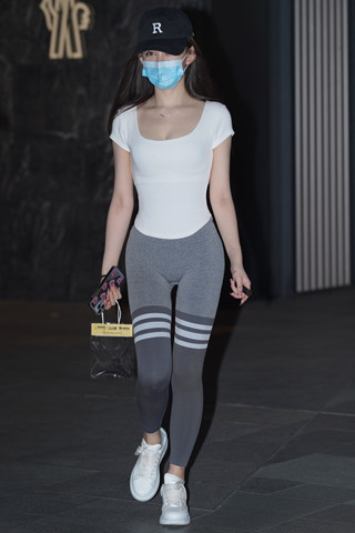 夜拍灰色紧身裤美眉