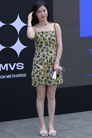 时尚的白皙轻熟朲槭美女