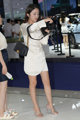 美女也来拍几张