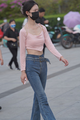 街拍粉色衣苗条牛仔美眉