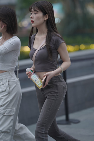 灰色牛仔裤美眉