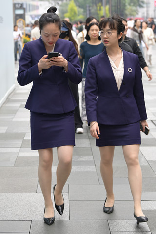 商场促销员姐妹