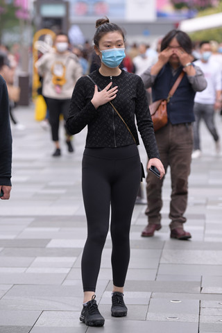 街拍黑色紧身美眉