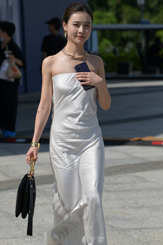 街拍抹胸白裙时尚小姐姐