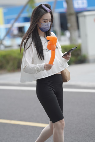 半长紧身瑜伽裤高挑的美眉