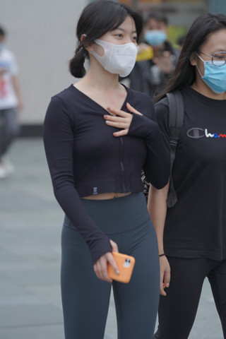 可爱的瑜伽裤美眉