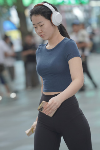 听歌的紧身美眉