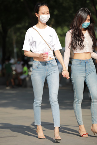街拍紧身蓝色牛仔姐妹