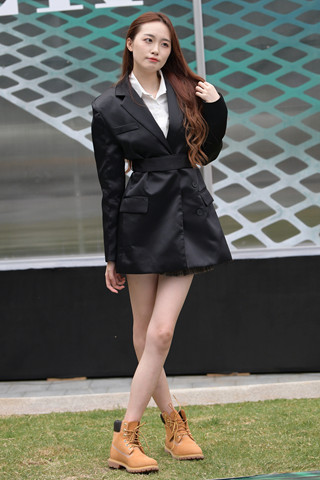 街拍美腿小姐姐