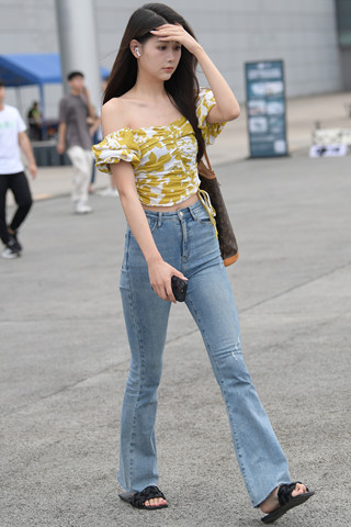 美丽高颜值长腿牛仔裤小姐姐