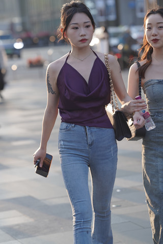 街拍牛仔长裤美女跟闺蜜