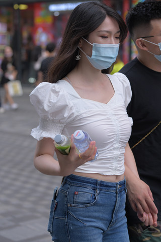 街拍牛仔裤气质美女